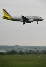  Germanwings 2685 cleared to land 26 
Ein Germanwings-Airbus A319-100 ist klar zum Aufsetzen in Stuttgart am 2. Juni 2010.