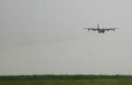 Eine Lockheed C-130 Hercules der US AIR FORCE bei der Landung in Stuttgart am 02.06.10 mit viel Abgasen.