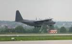 Landung einer C-130 Hercules der US AIR FORCE in Stuttgart am 02.06.10 