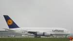 Der neue Lufthansa-Airbus A380-800 mit der Zulassung D-AIMA rollt am Mittwoch, den 2.