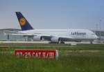 Der A380 rollt zum Start: Die D-AIMA ist auf dem Weg zur Startbahn 26 des Stuttgarter Flughafens (02.06.10)