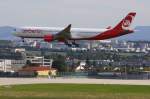 Ein Air Berlin-Airbus A330-300 mit der Zulassung D-AERS landet in Stuttgart am 6. September 2010