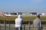 Blick von einem der beliebesten Spotting-Points des Stuttgart Airport, vom kleinen Parkplatz des Real-Marktes auf die Runway mit startender Air Berlin-Boeing 737-700 (10.10.10) 