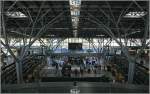 Innenansicht des 1991 fertiggestellten Terminal 1 des Stuttgarter Flughafen. Charakteristisch sind die das Dach tragende Baumsttzen. Architektur: Meinhard von Gerkan von gmp (Hamburg). 25.10.2006 (Matthias)