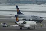 Der Lufthansa Regional (CityLine)-Canadair Regional Jet CRJ701ER   D-ACPC steht auf dem Vorfeld in Stuttgart am 28.11.10, dahinter rollt die Lufthansa-Boeing 737-530 D-ABIN zur Parkposition    