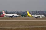 Germanwings-Airbus A319-100 D-AKNK beim Ausrollen in Stuttgart; im Hintergrund rollt der British Airways-Airbus A319-100 auf die Startbahn (12.02.11)
