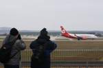 Planespotter auf der kleinen Terrasse beim Real-Markt beim Flughafen Stuttgart am 6.