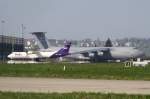 Eine Lockheed C-5 Galaxy und eine ATR 42-500 auf dem Frachthof des Stuttgarter Flughafens (09.04.11)