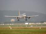 Ein Airbus A 319 der Germanwings kurz vor dem Aufsetzen in Stuttgart am 30.08.2008.