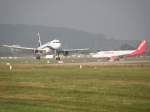Landung eines Airbus A 320 der Nouvelair in Stuttgart, whrend ein Airbus A 319 der airberlin auf seine Starterlaubnis wartet. (30.08.2008)