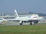 Ein Airbus A 320 der griechischen AEGEAN bei der Landung in Stuttgart am 30.08.2008.