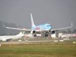 Eine blaue Boeing 737-800 der TUIfly bei der Landung in Stuttgart am 30.08.2008.