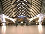 Architektonisch toller Anblick des Eingangsbereiches des Flughafens Lyon, ist aber nicht viel los,19.11.2006