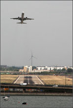 . Start -

... eine Lufthansamaschine, vermutlich  ein Embraer, vom London City Airport.

26.06.2015 (M)