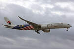 Malaysia Airlines, 9M-MAC, Airbus A350-941, msn: 165, 04.Juli 2023, LHR London Heathrow, United Kingdom.