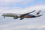 Malaysia Airlines, 9M-MAC, Airbus A350-941, msn: 165, 05.Juli 2023, LHR London Heathrow, United Kingdom.