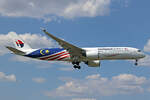 Malaysia Airlines, 9M-MAF, Airbus A350-941, msn: 203, 07.Juli 2023, LHR London Heathrow, United Kingdom.