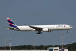 Latam Brasil, PT-MUJ, Boeing B777-32WER, msn: 40588/1128, 11.Juli 2025, MXP Milano Malpensa, Italy.