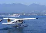 DHC-2 Beaver C-FOCY auf dem Weg zum Start,während hinten links eine Otter davon zieht und eine Twin Otter startet.Vancouver Harbour Airport(CXH) am 13.9.2013