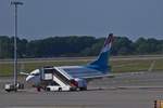 Luxair LX-LGQ (Boeing 737 NG), von Luxair abgestellt auf dem Vorfeld des Flughafens von Luxemburg.