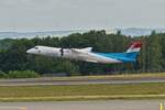 Luxair, De Havilland Canada, LX-LQA, DHC-8-402Q, hebt gerade von der Startbahn des Flughafens von Luxemburg ab.