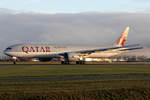 Qatar Airways Boeing 777-3DZER A7-BAZ beim Start in Amsterdam 3.1.2019