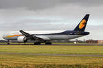 Jet Airways Boeing 777-35RER VT-JEW beim Start in Amsterdam 3.1.2019