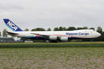 Nippon Cargo Airlines Boeing 747-8KZF JA14KZ rollt zum Start in Amsterdam 25.5.2019