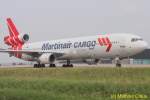 eine MD11 von Martinair  Cargo  auf dem Weg zum Frachtterminal, aufgenommen am 21.08.2013