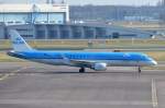 PH-EZI KLM Cityhopper Embraer ERJ-190STD (ERJ-190-100)   zum Start in Amsterdam  am 13.03.2014