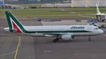 . EI-IKU  Airbus A320-214  von Alitalia fährt seinem Gates am Flughafen Schiphol entgegen.  01.10.2016
