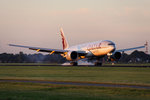 Qatar Cargo B777-200F A7-BFB beim Touchdown auf 18R in AMS / EHAM / Amsterdam am 24.08.2016