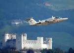 Aus meinem Archiv!
Jagdbomber der Type OE Saab 105 der Austrian Airforce, startet vom Flughafen Salzburg!
Zur Beachtung: Die Burg  Feste Hohen Salzburg  im Bildhintergrund befindet sich in einer Entfernung von ca. 8 km!
Aufnahme vom 17.9.2004 / 13:20h