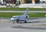 Dassault Falcon 7X - VW-Service - beim Abrollen von der Landebahn am Flughafen Salzburg - 26.04.2012