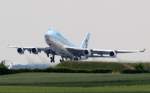 Boeing 747-400F als Flug KE 545 nach Copenhagen/Seoul erhebt sich von der Rwy 29 in VIE (28-05-2009)