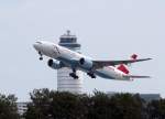 Boeing 777-200ER beim Start in VIE nach New York! Im Hintergrund ist der Tower zu sehen (28-05-2009)
