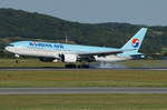 Korean Air Lines Boeing B777-2B5(ER) HL7715, cn(MSN): 28372,
Wien Schwechat, 23.08.2017.