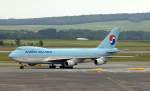 747 Frachter der Korean Cargo Air aus Seoul kommend, kurz nach der Landung am Wiener Flughafen (VIE)
