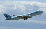 Die Korean B747-400F hat aus Seoul kommend ihre Fracht in Wien ausgeladen und startet jetzt offensichtlich mit sehr geringem Abfluggewicht in Richtung Stockholm um von dort die Heimreise nach Korea anzutreten.
Was fr ein tolles Flugzeug!