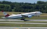 B777-200 der AUA hebt von der Piste 29 in VIE ab