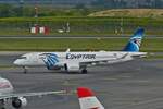SU-GFI Airbus A220-300 von Egyptair fährt über das Rollfeld des Flughafens von Wien zur Startbahn. 04.06.2023