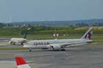 A7-BDB Boeing 787-8 Dreamliner der Qatar Airways auf dem Rollfeld des Flughafens Wien unterwegs zur Startbahn.