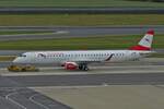 OE-LWA, Austrian Airlines, Embraer ERJ-195LR, vom Schlepper aufs Rollfeld geschoben, Flughafen Wien. 06.2023             