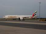 Boeing 777-31HER, Kennung A6-EGL von emirates, ist soeben am Flughafen WIEN-Schwechat(VIE-LOWW) gelandet; 230706