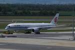 B-32CE, Airbus A350-941, von Air China wird �ber das Vorfeld des Flughafens von Wien geschleppt.