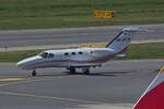 OE FCO, Cessna 510 Citation Mustang, von GlobeAir, rollt �ber das Vorfeld des Flughafens von Wien.