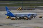 TC-OHF  Boeing 737-8 Max AJet aviation, steht auf dem Vorfeld des Flughafens von Wien und wird beladen.