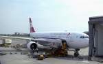 Austrian OE-LAP A330-233 wird in VIE beladen! Aufnahme vom 16.7.2005 