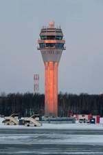 Der Tower des St. Petersburger Flughafens Pulkovo bietet immer wieder neue Lichtimpressionen, hier in Gold beim Sonnenaufgang am 8.2.2018