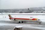 Eine MD 88 (EC-FND)der Iberia rollt im Winter 2005 auf dem verschneiten Zrich-Flughafen zur Abflugpiste.
